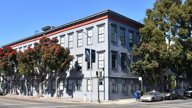 Clădirea Pioneer Building din San Francisco, o construcție istorică de cărămidă cu trei etaje, văzută de pe stradă