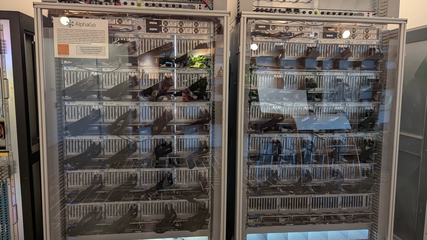 Gemini 4 Argon Rack-uri de servere în dulapuri cu uși de sticlă, folosite pentru programul AlphaGo