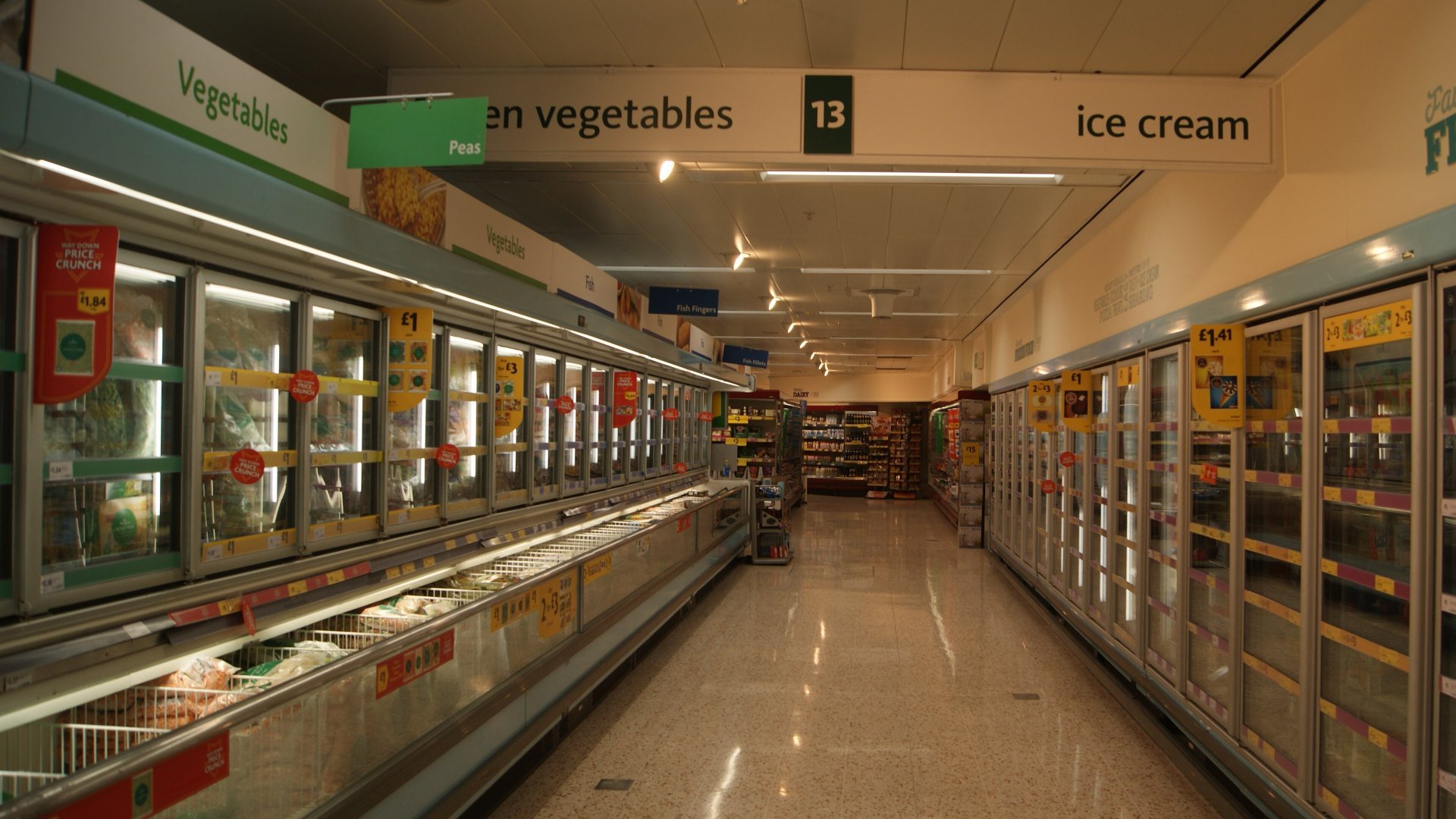 Raion de supermarket cu vitrine frigorifice pe ambele părți, gestionate de instalații frigorifice controlate de la distanță