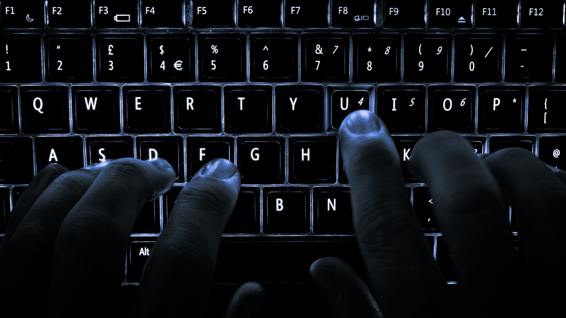 Tastatură de laptop iluminată, folosită pentru comenzile de reparare Windows 11 din Command Prompt