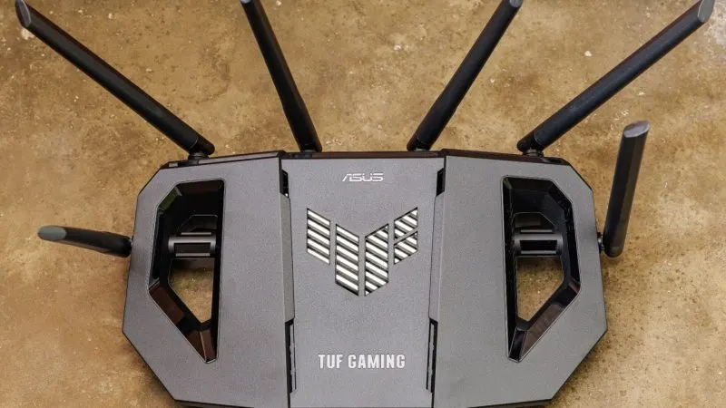 Router Wi-Fi ASUS TUF Gaming cu mai multe antene, fotografiat de sus