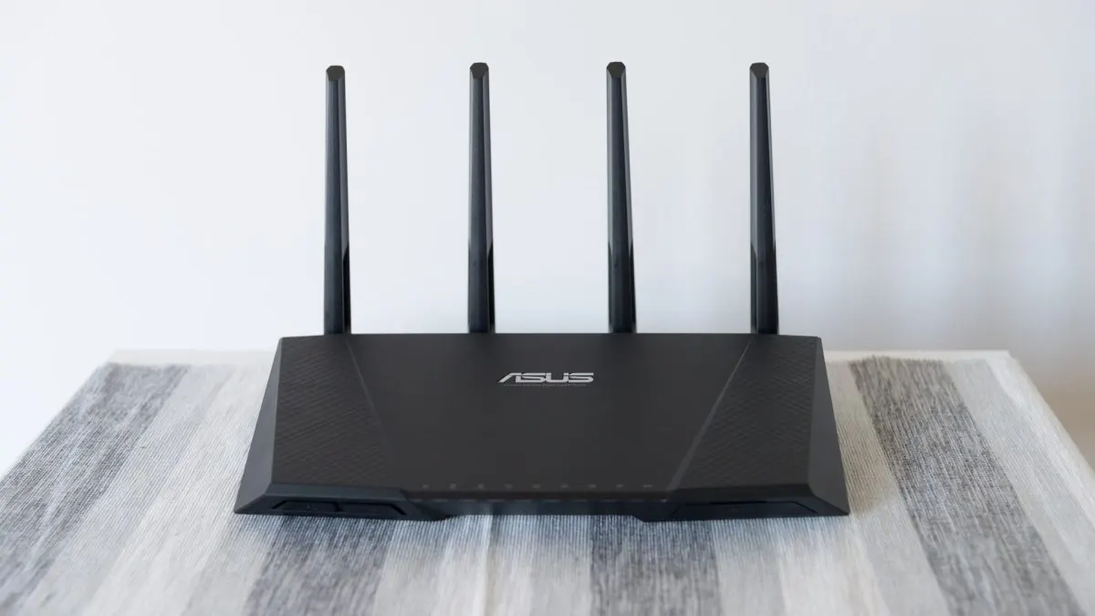 Vodafone Ultra Home Router Wi-Fi cu patru antene pe o masă, folosit pentru internet fix acasă