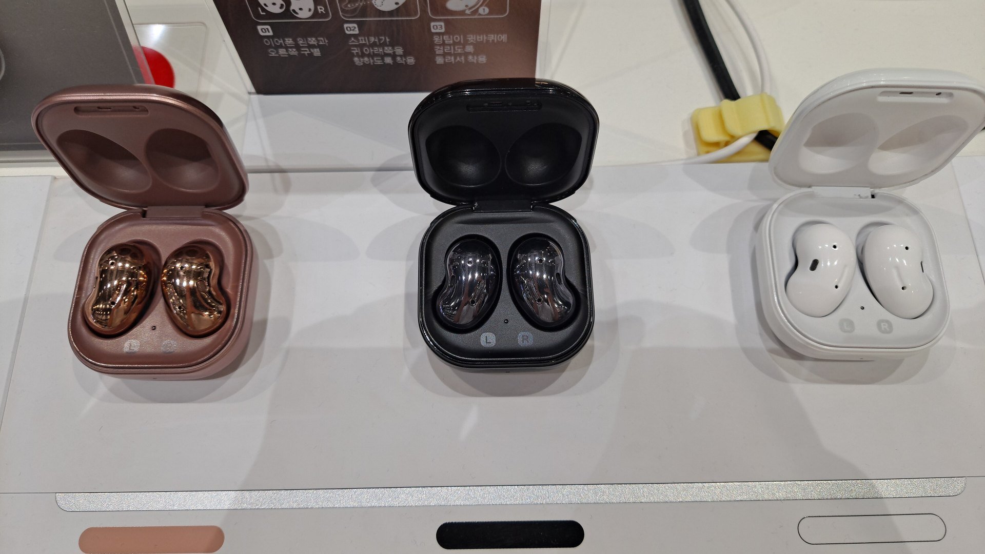Căștile Samsung Galaxy Buds Live în carcasa de încărcare deschisă