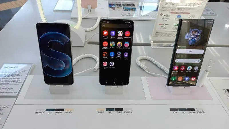 Galaxy S22, frânat la 31% în jocuri: amendă GOS pentru Samsung
