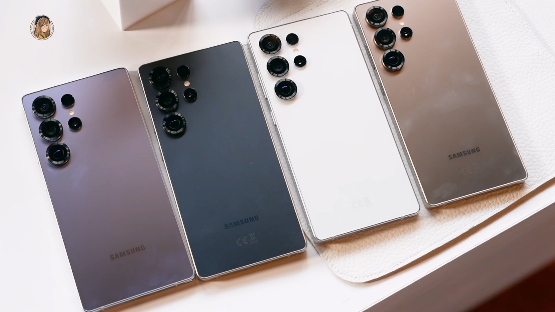 Patru telefoane Samsung Galaxy S25 Ultra, predecesoare ale lui Galaxy S27 Ultra, așezate pe o masă