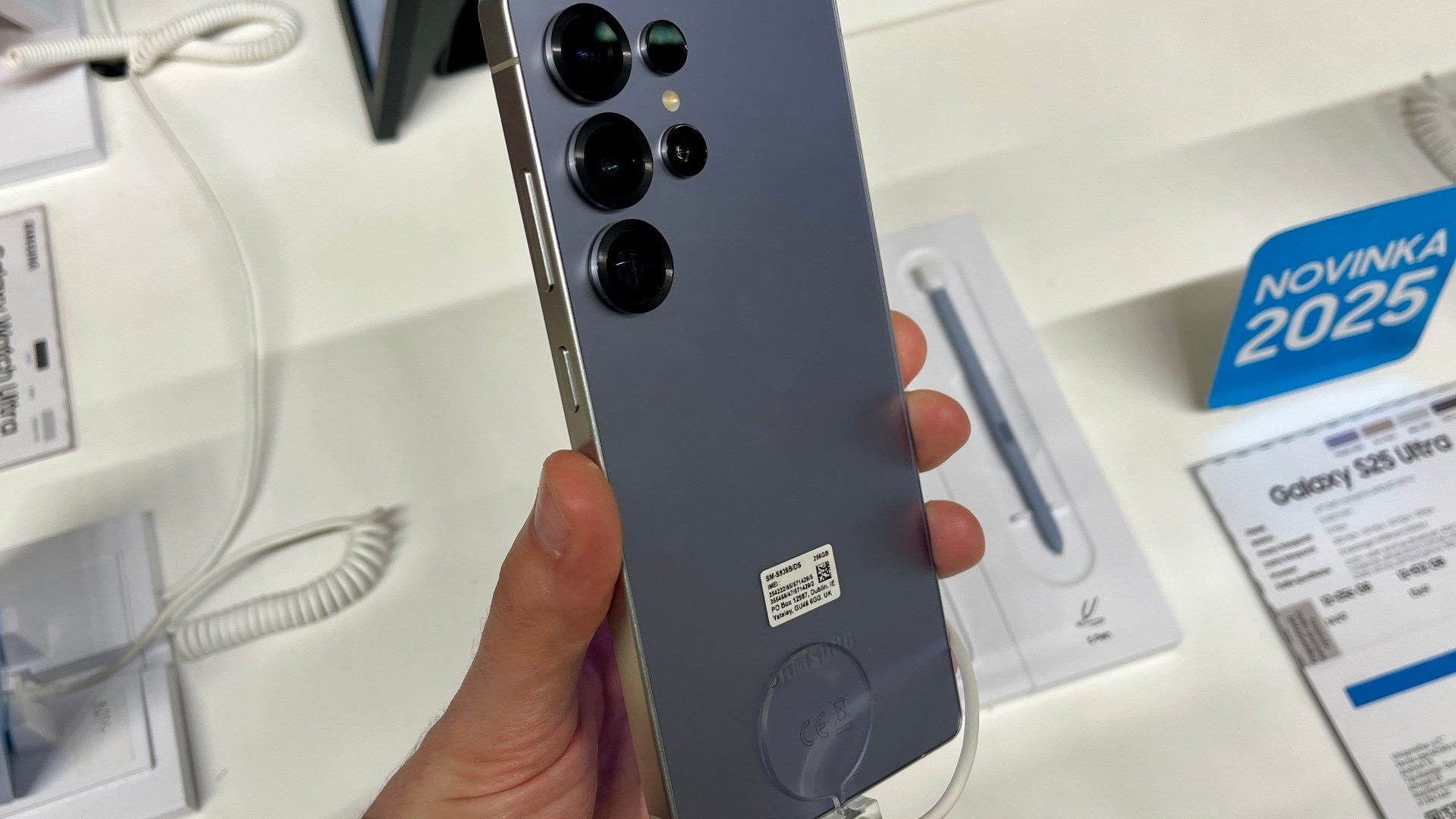 Telefon Samsung Galaxy S25 Ultra ținut în mână într-un magazin