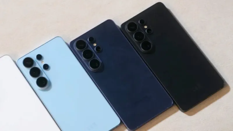 Patru telefoane din seria Galaxy S26, în culori diferite, așezate pe o masă