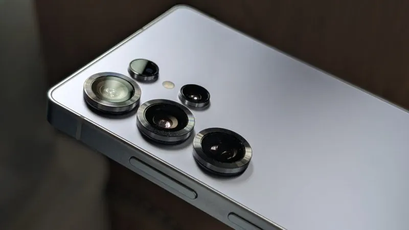 Telefon Samsung Galaxy S25 Ultra argintiu-albastru, fotografiat din spate, cu modulul de camere vizibil
