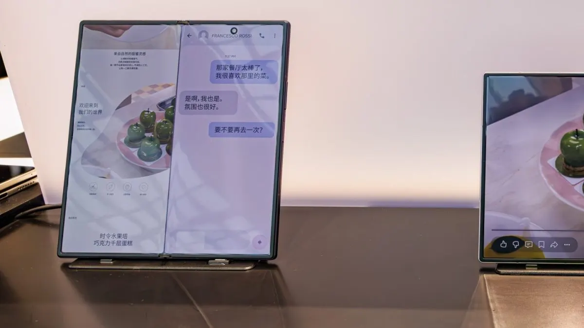 vivo X Fold6 Galaxy Z Fold 8 Ultra deschis, expus pe un stand de prezentare