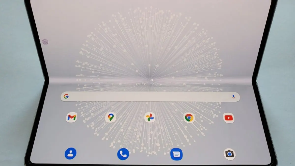 telefon pliabil Un telefon pliabil Samsung Galaxy Z Fold deschis în unghi, cu ecranul interior pornit, așezat pe o masă