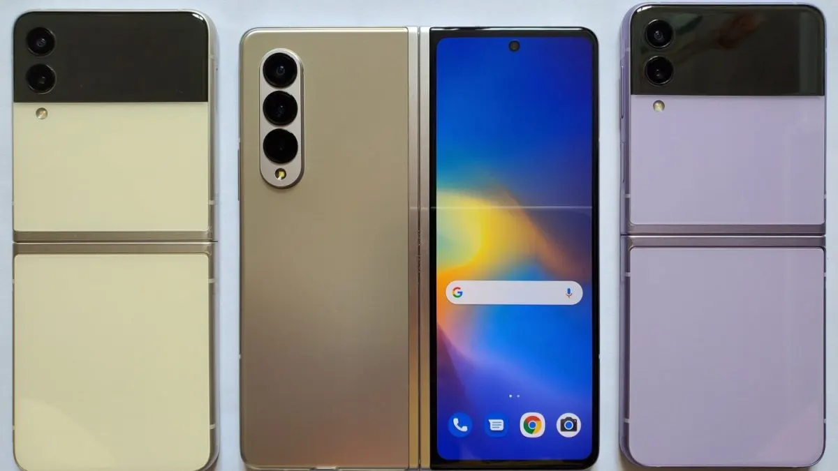 iPhone Duo Un Samsung Galaxy Z Fold deschis lângă două modele Galaxy Z Flip, văzute din față și din spate