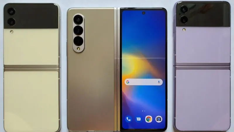 Un Samsung Galaxy Z Fold deschis lângă două modele Galaxy Z Flip, văzute din față și din spate