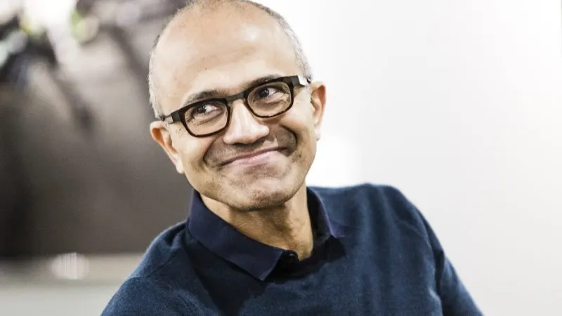 Satya Nadella, directorul general Microsoft, zâmbind, în pulover bleumarin