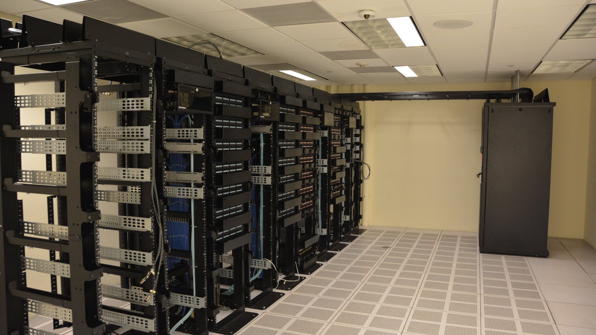 Microsoft-Decision-1 Rack-uri cu servere într-un centru de date, tipul de infrastructură pe care rulează Microsoft-Decision-1