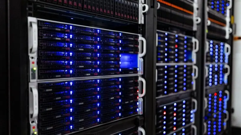 Rafturi de servere cu indicatoare luminoase într-o cameră de servere, imagine pentru articolul despre certificatele Windows Update