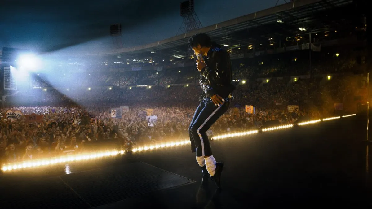 SkyShowtime în noiembrie 2026 Jaafar Jackson în rolul lui Michael Jackson pe scena unui stadion, în filmul Michael