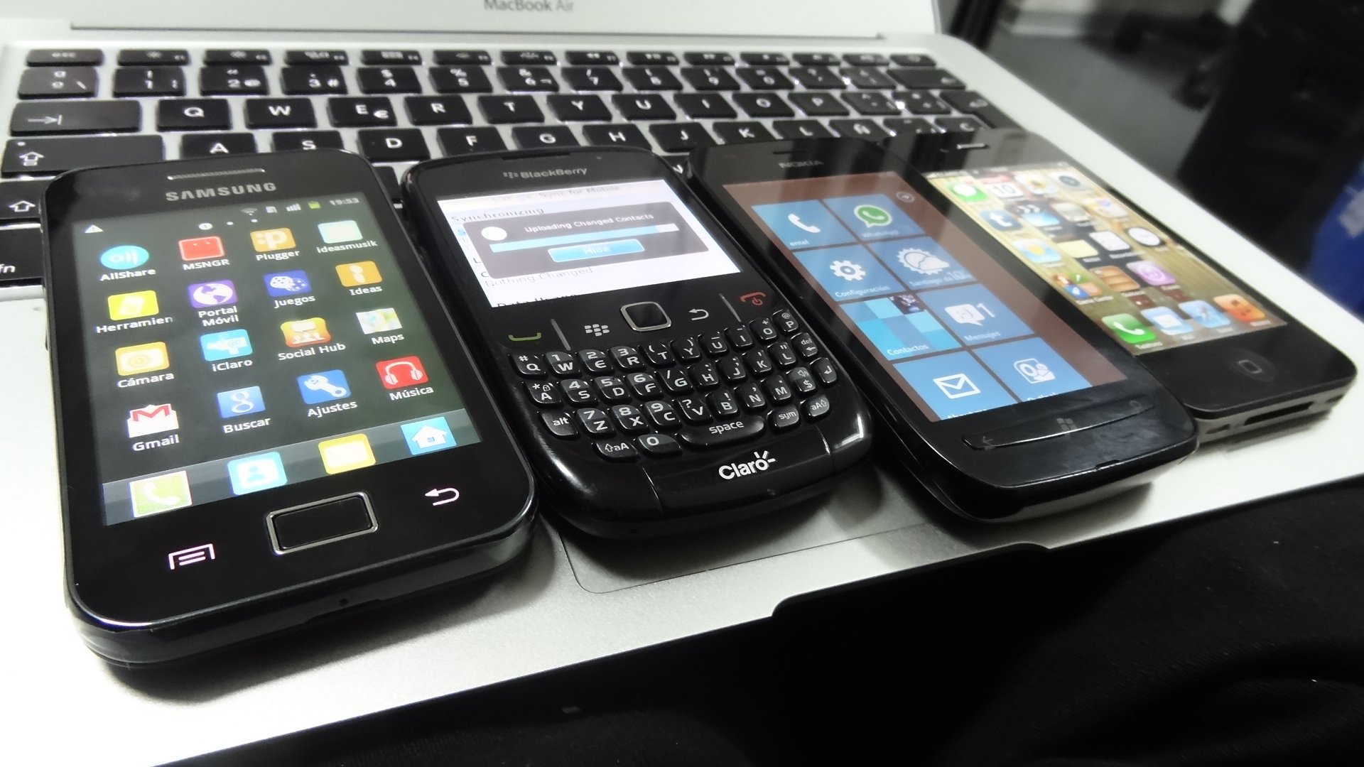 Mai multe smartphone-uri cu Android, iOS și alte sisteme de operare așezate unul lângă altul