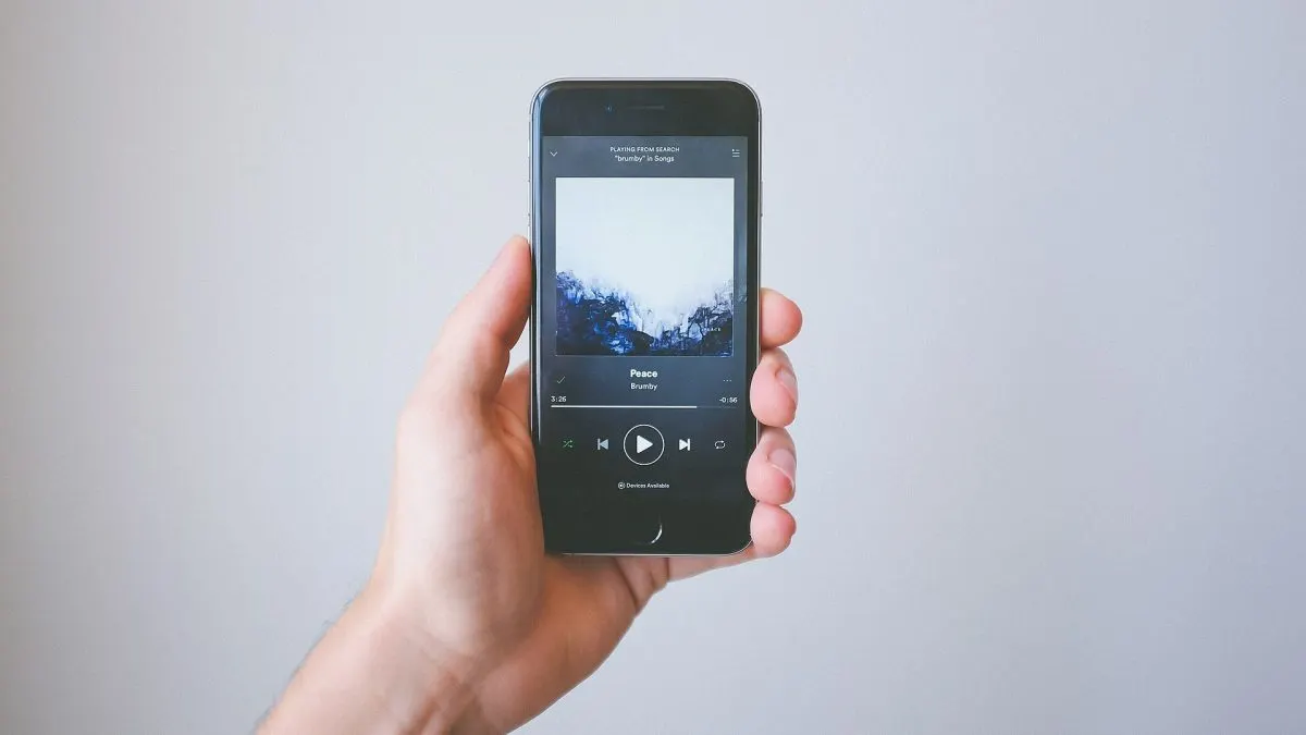 Spotify Family Aplicația Spotify deschisă pe un smartphone, folosită pentru abonamentul Premium Family