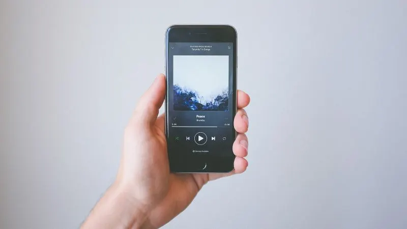 Aplicația Spotify deschisă pe un smartphone, folosită pentru abonamentul Premium Family