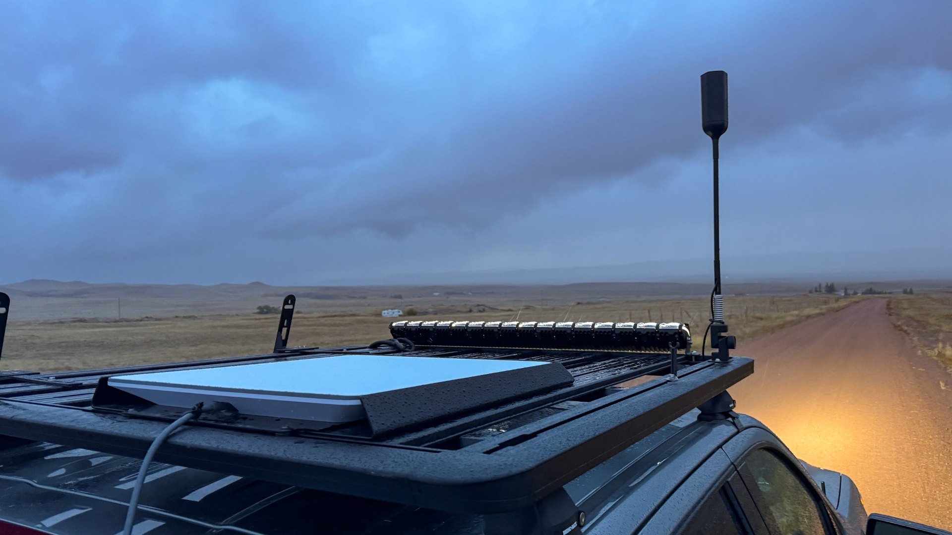 Starlink Antenă Starlink plată montată pe plafonul unei camionete de off-road