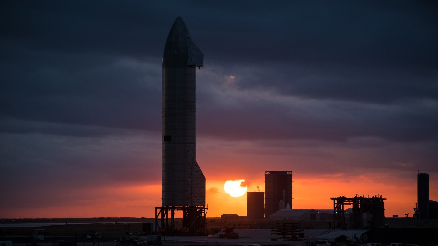 Prototipul Starship SN9, racheta pe care se sprijină planul SpaceX Starmind, în siluetă pe fundalul unui apus portocaliu