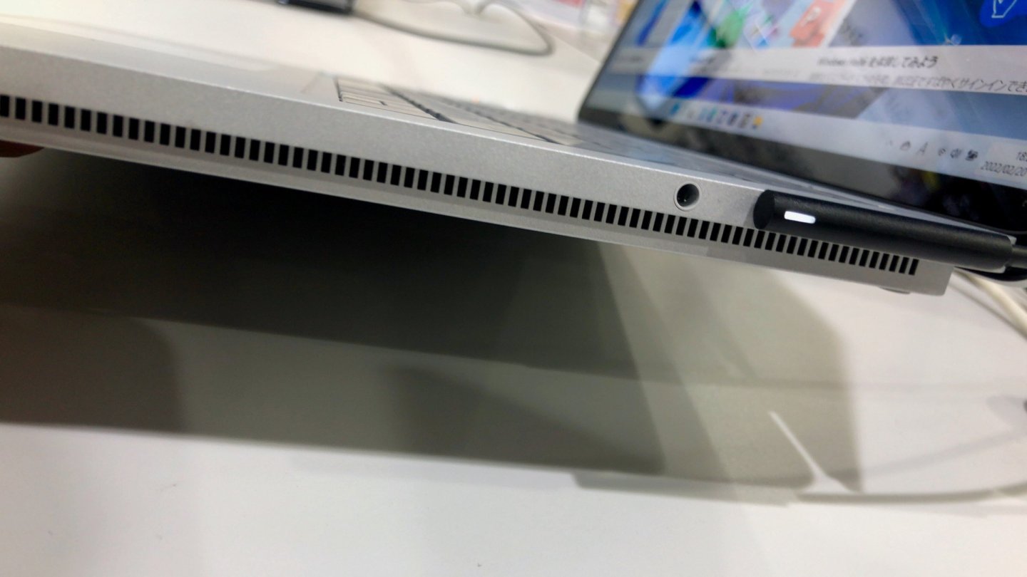 Surface Laptop Ultra Prim-plan cu marginea unui laptop Microsoft Surface Laptop Studio, cu grilele de ventilație și ecranul deschis