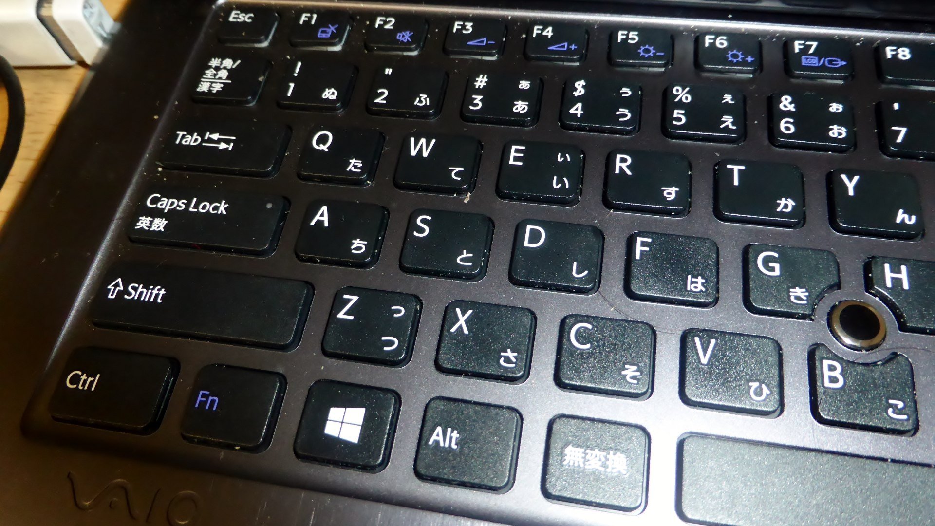Tasta Windows de pe tastatura unui laptop, folosită pentru a deschide setări Windows 11 cu Windows + I