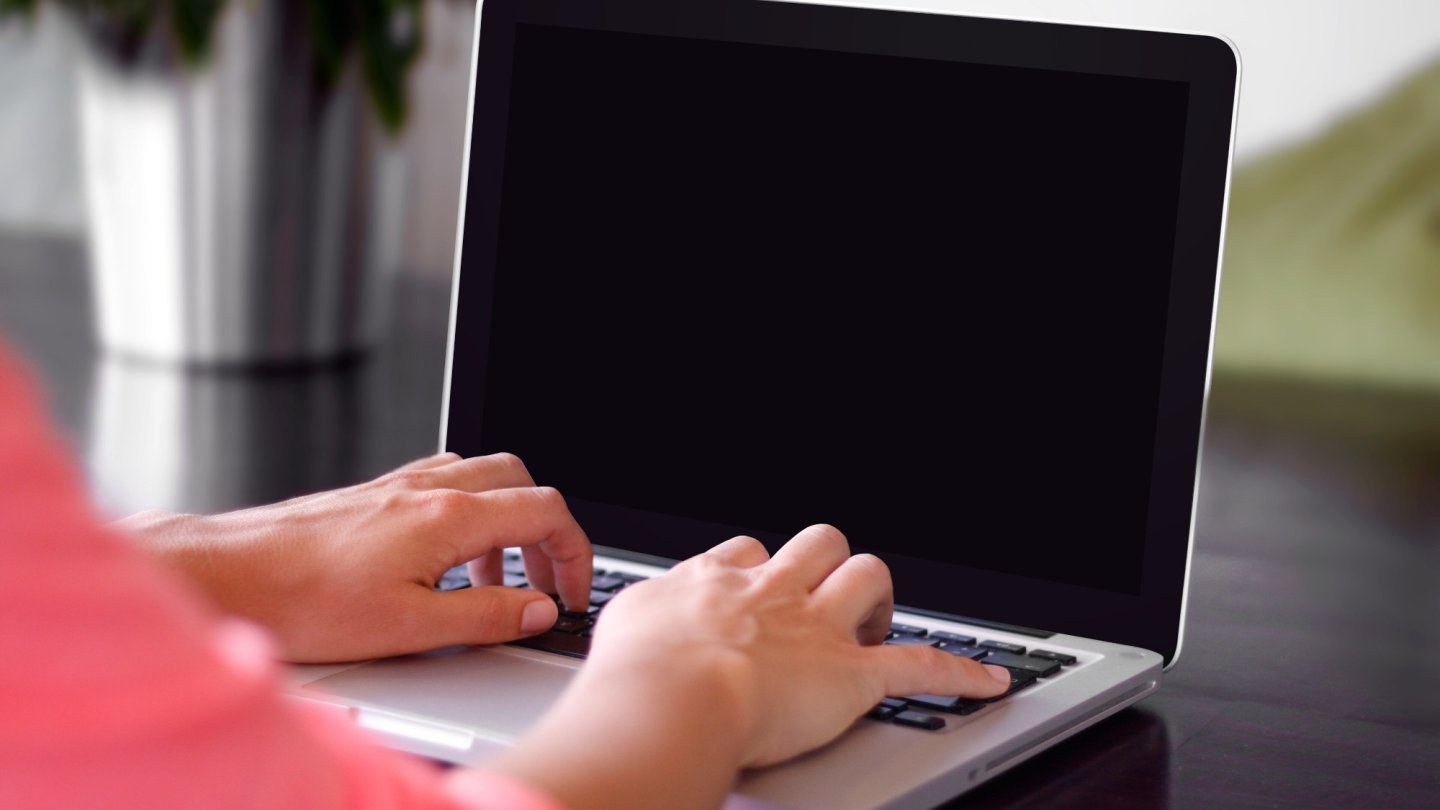 Claude vs ChatGPT Mâini care tastează pe tastatura unui laptop