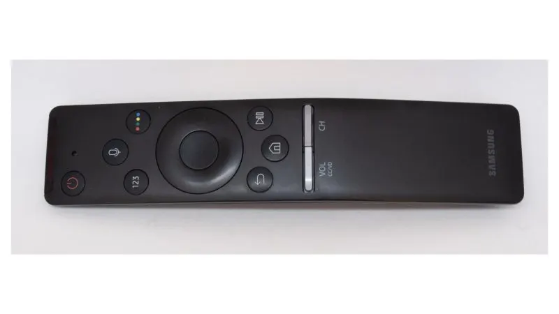 Telecomandă Samsung Smart TV neagră, cu buton rotund de navigare, pe fundal alb