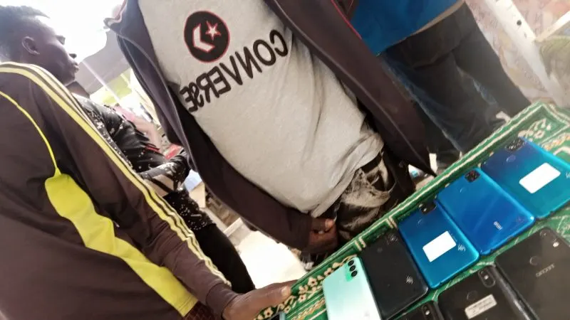 Telefoane Android ieftine, infectate din fabrică: cum le verifici