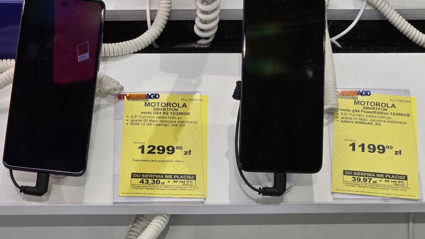 Telefoane ieftine Motorola moto g expuse cu etichete de preț