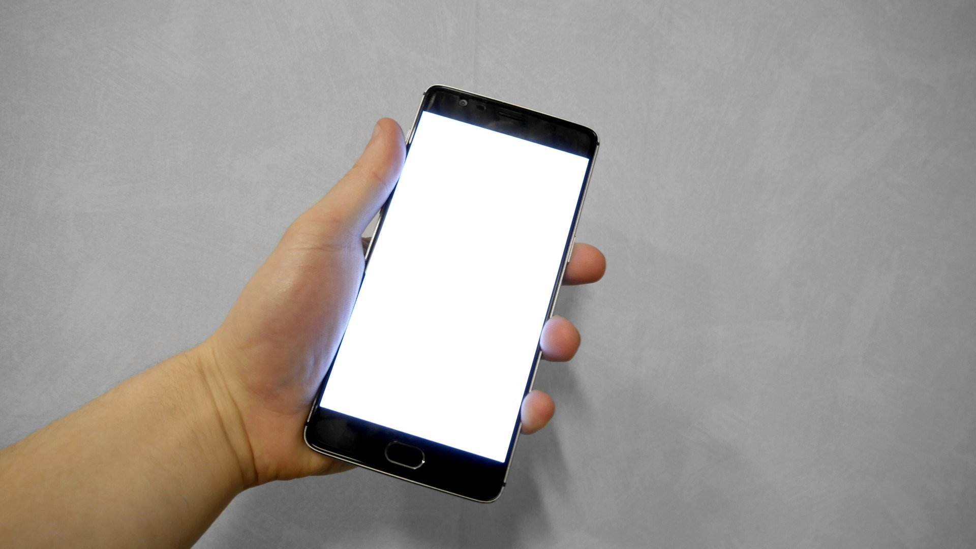 protecții anti-fraudă Android Smartphone ținut în mână, pe care pot ajunge noile protecții anti-fraudă Android
