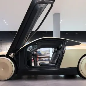 Robotaxiurile Tesla: Cybercab cu ușile deschise, expus la Santana Row