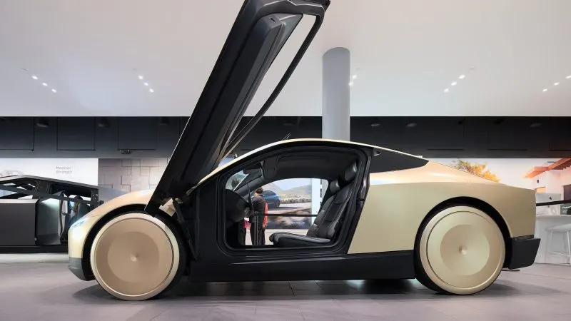 Robotaxiurile Tesla: Cybercab cu ușile deschise, expus la Santana Row