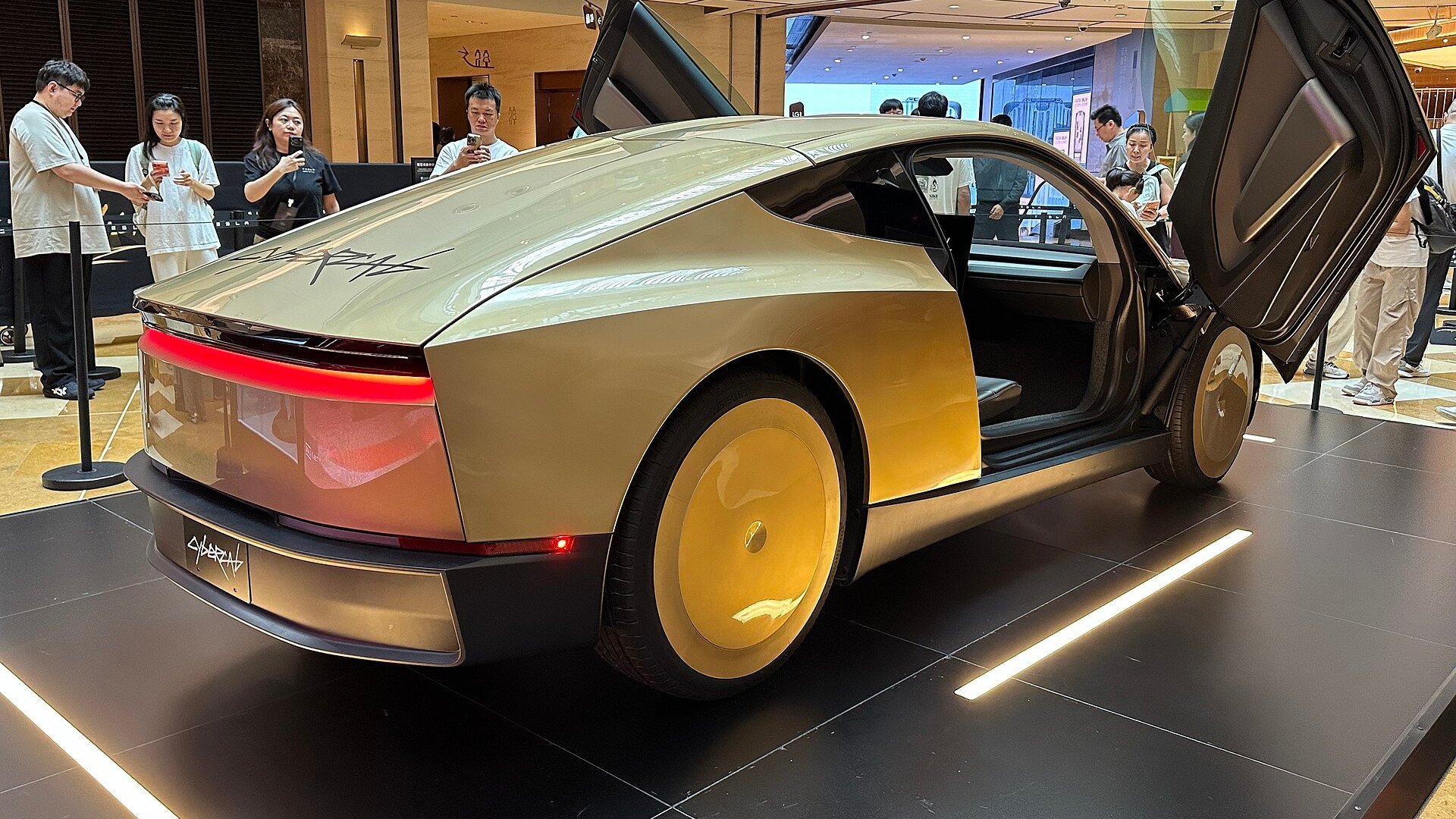 Robotaxiurile Tesla: Cybercab expus într-un centru comercial, văzut din spate