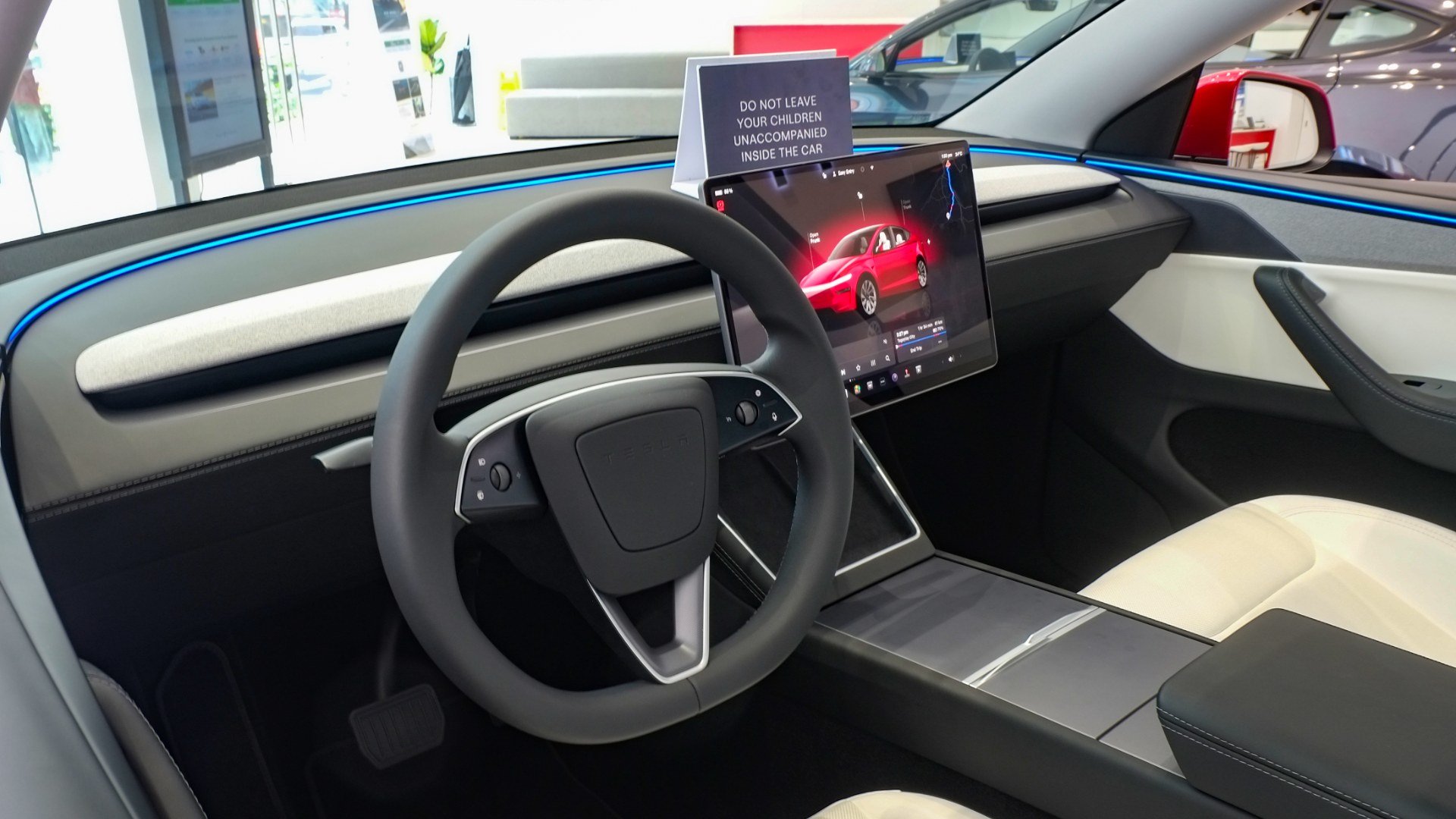 Habitaclul unei Tesla Model Y 2025, cu volanul și ecranul central