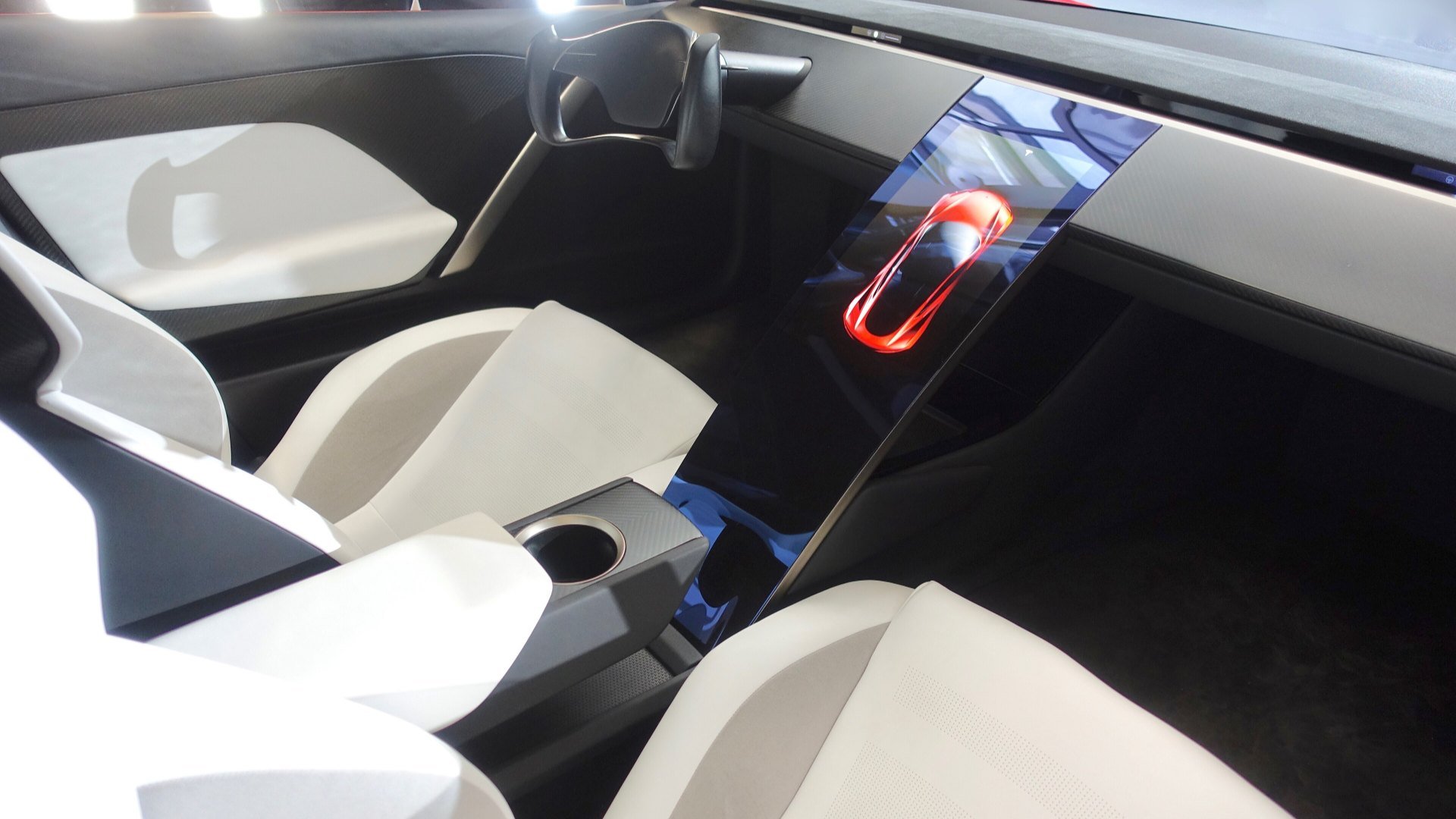 Interiorul prototipului Tesla Roadster, cu volan tip yoke și ecran central, versiune anterioară noului Tesla Roadster