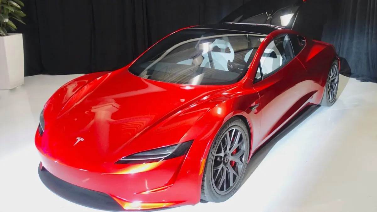 Tesla Roadster se poate rezerva în România: avans de 24.770 lei