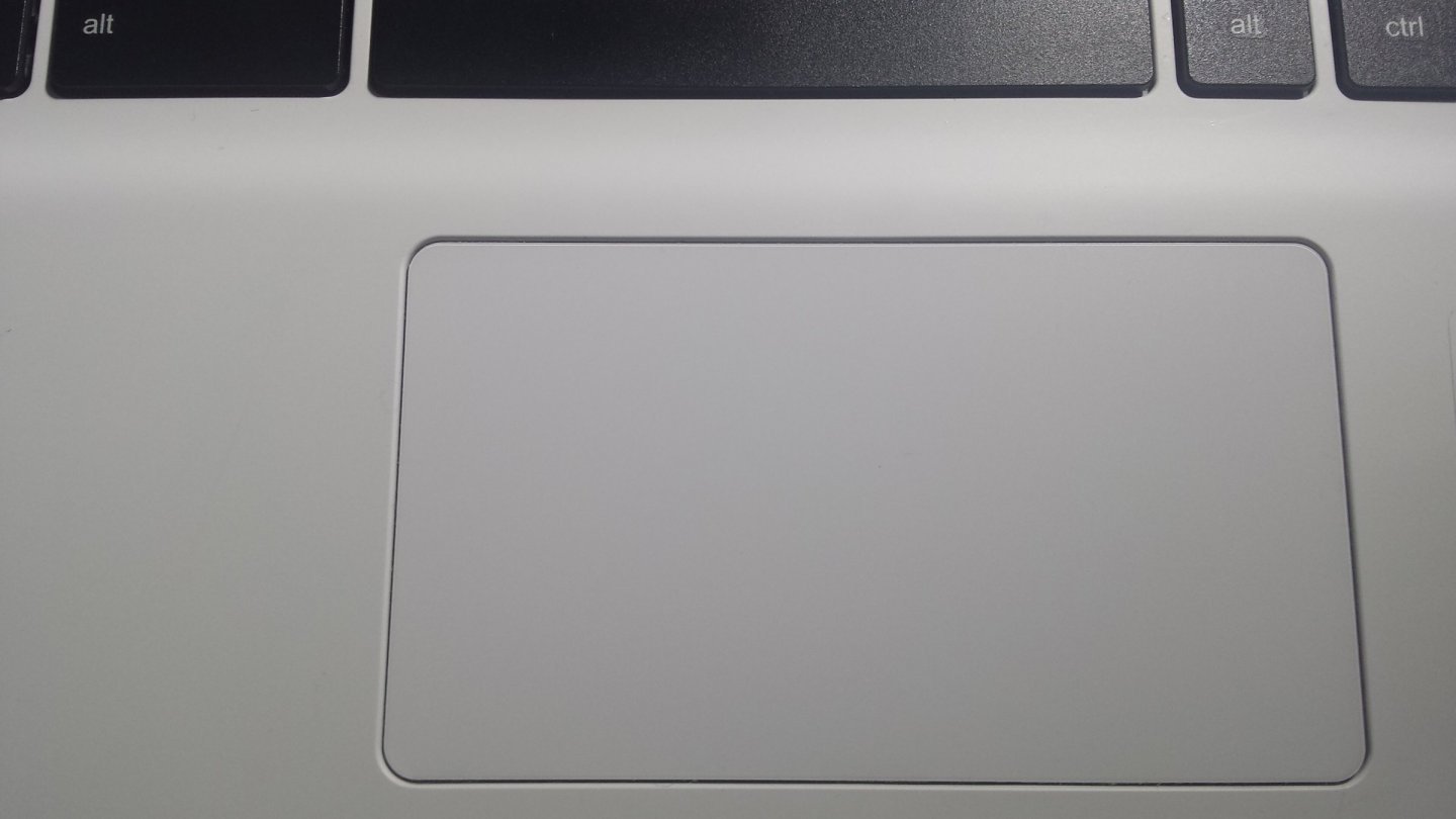 Prim-plan cu touchpadul unui laptop, componenta care primește gesturi noi prin actualizarea Windows 11