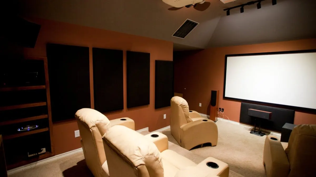 videoproiector de Black Friday Videoproiector de Black Friday montat pe tavan într-o cameră home cinema cu ecran de proiecție