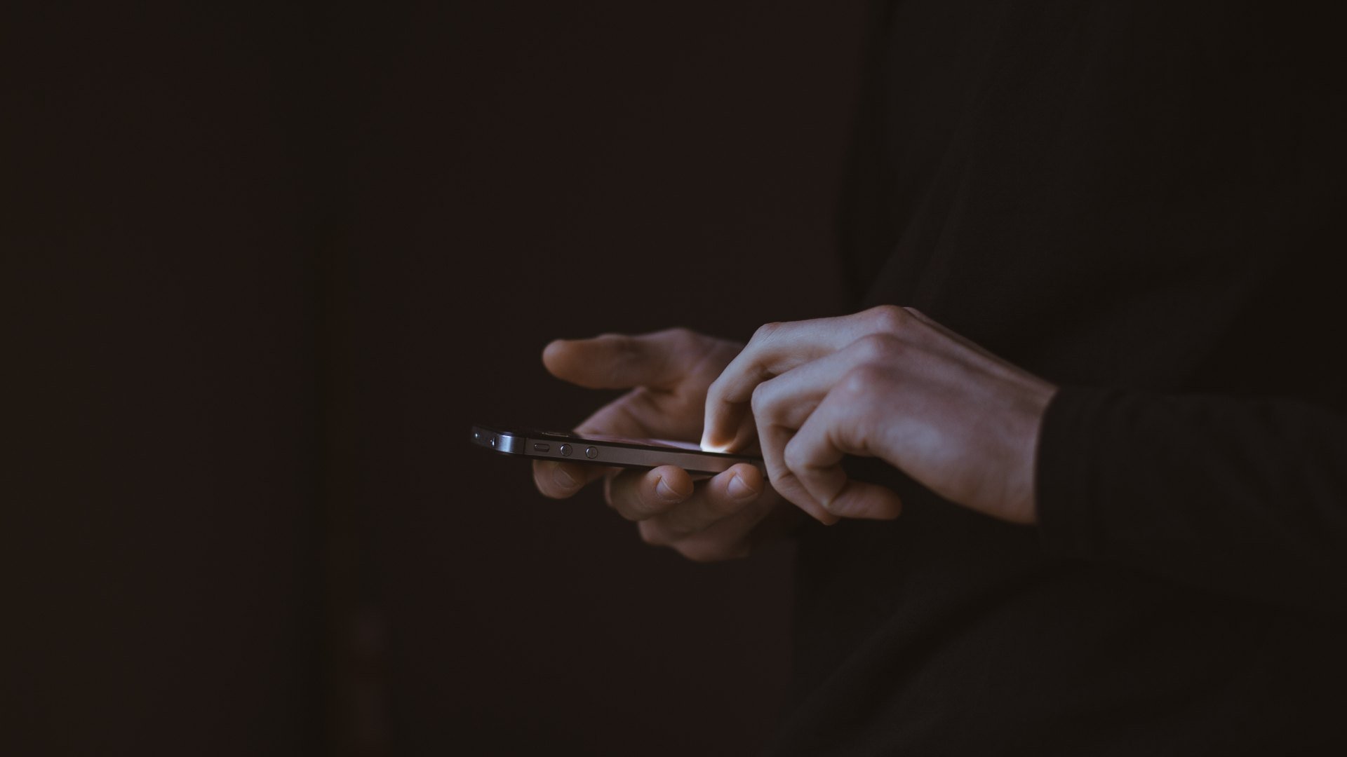 Bărbat care verifică grupuri WhatsApp pe un smartphone